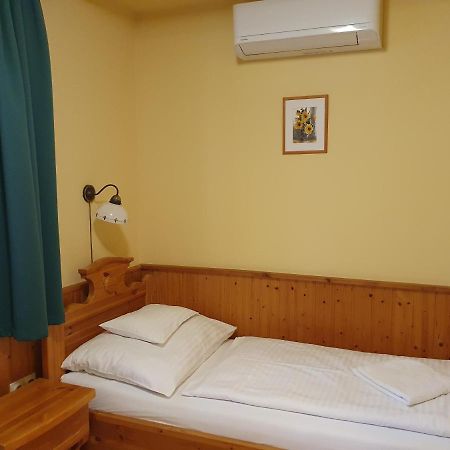 Bozi Rozi Panzio Hotel Fertoboz Bagian luar foto