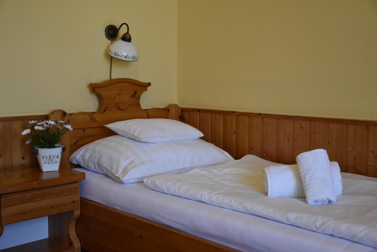 Bozi Rozi Panzio Hotel Fertoboz Bagian luar foto