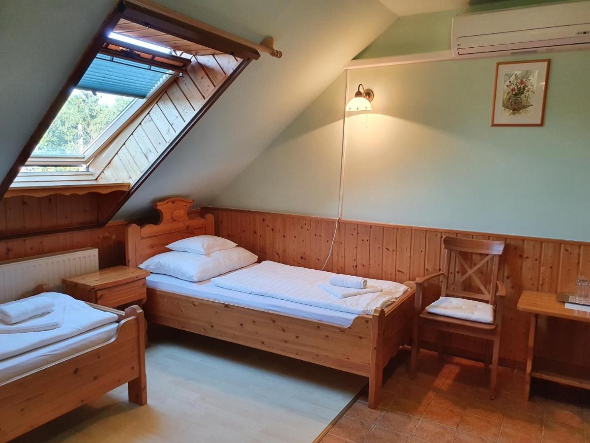 Bozi Rozi Panzio Hotel Fertoboz Bagian luar foto