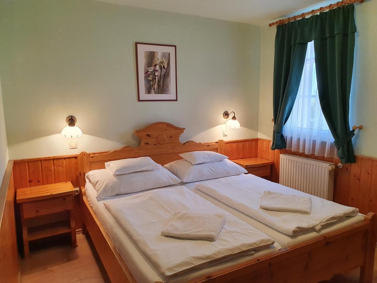 Bozi Rozi Panzio Hotel Fertoboz Bagian luar foto