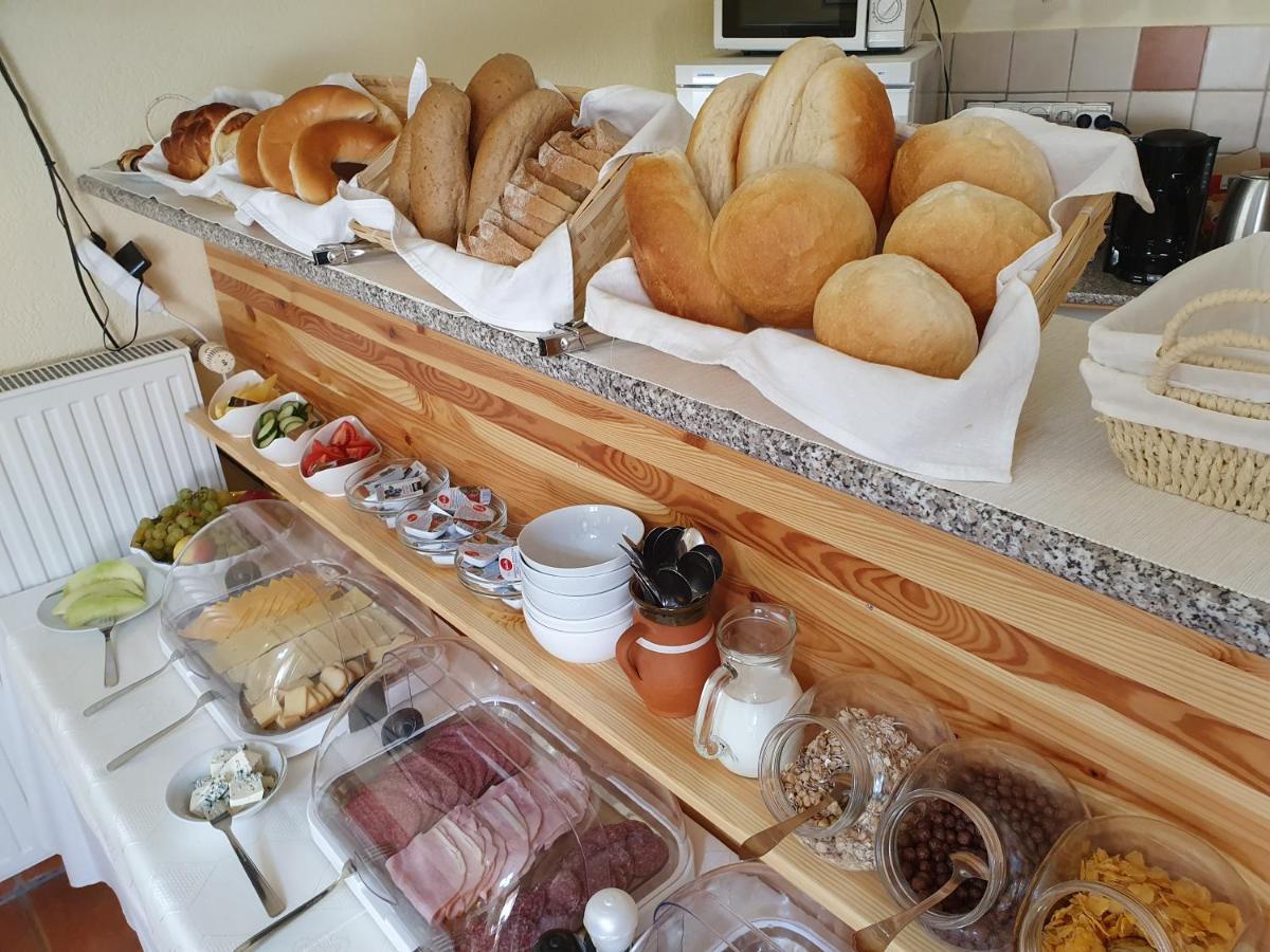 Bozi Rozi Panzio Hotel Fertoboz Bagian luar foto