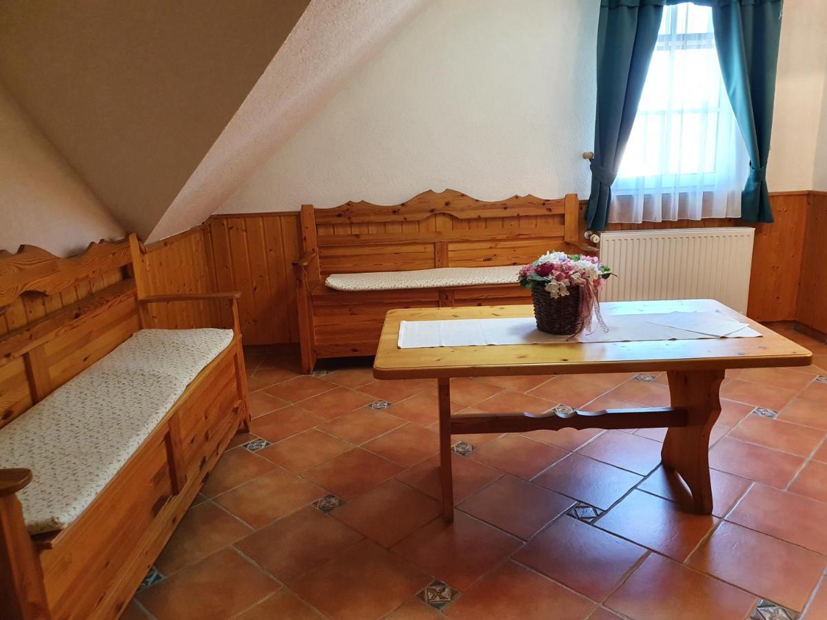 Bozi Rozi Panzio Hotel Fertoboz Bagian luar foto