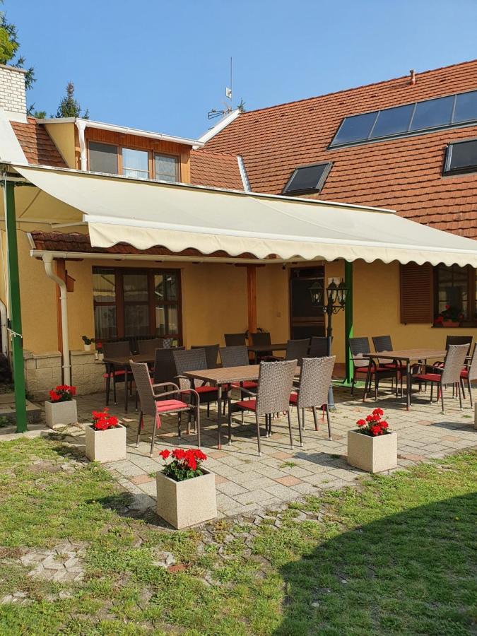 Bozi Rozi Panzio Hotel Fertoboz Bagian luar foto