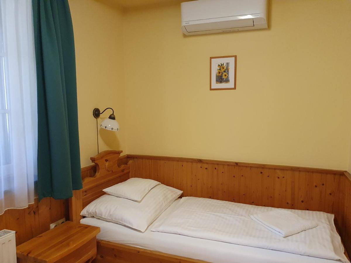 Bozi Rozi Panzio Hotel Fertoboz Bagian luar foto